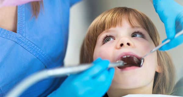 Junges Mädchen, wird von Zahnarzt behandelt.