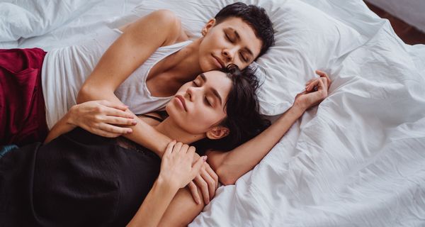 Zwei Frauen, schlafen zusammen friedlich in einem Bett.