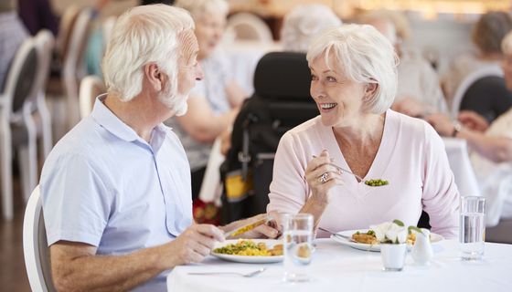 Älteres Paar isst im Restaurant.