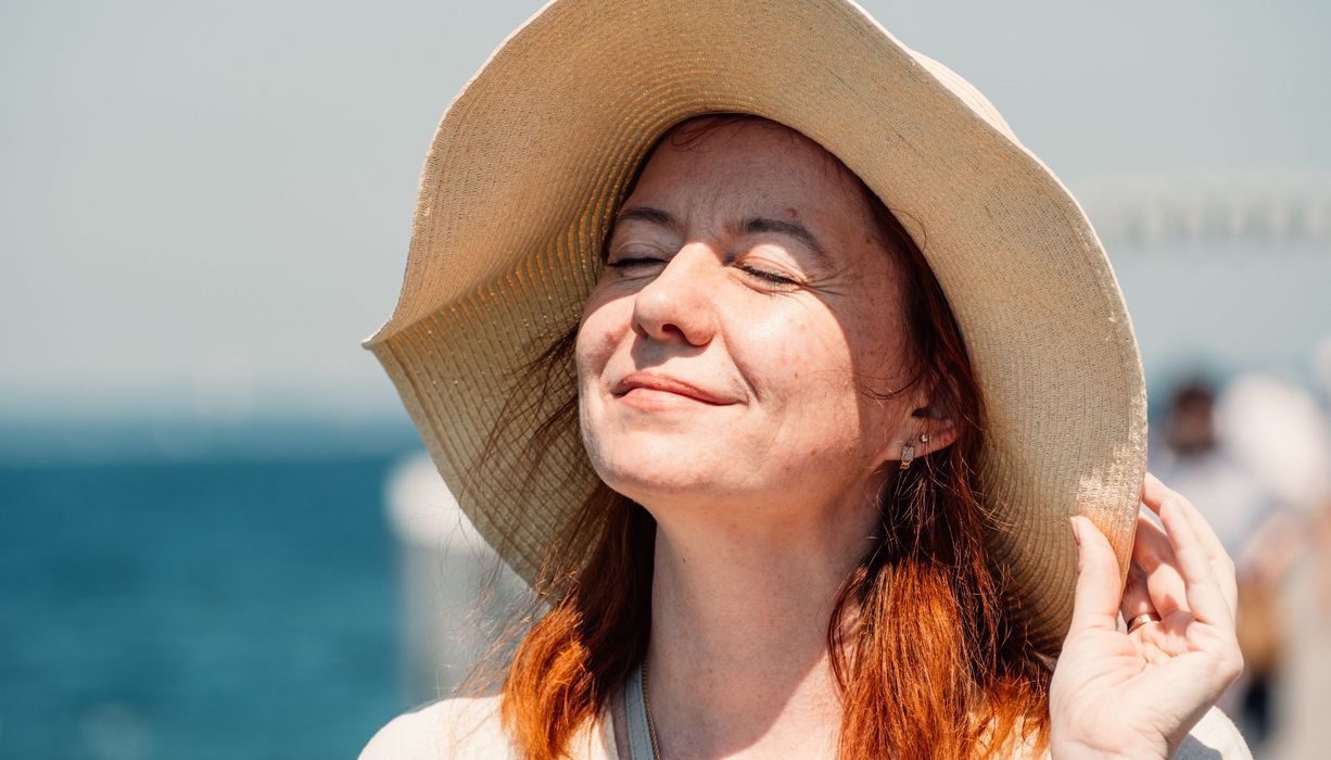 Frau mit Sonnenhut.