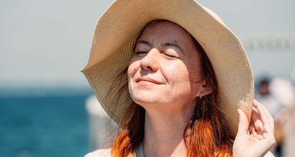 Frau mit Sonnenhut.