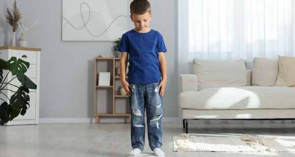Junge steht auf einer Waage