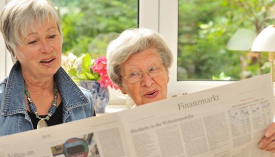 Zeitung lesende Seniorinnen