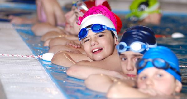 Kinder am Schwimmbeckenrand