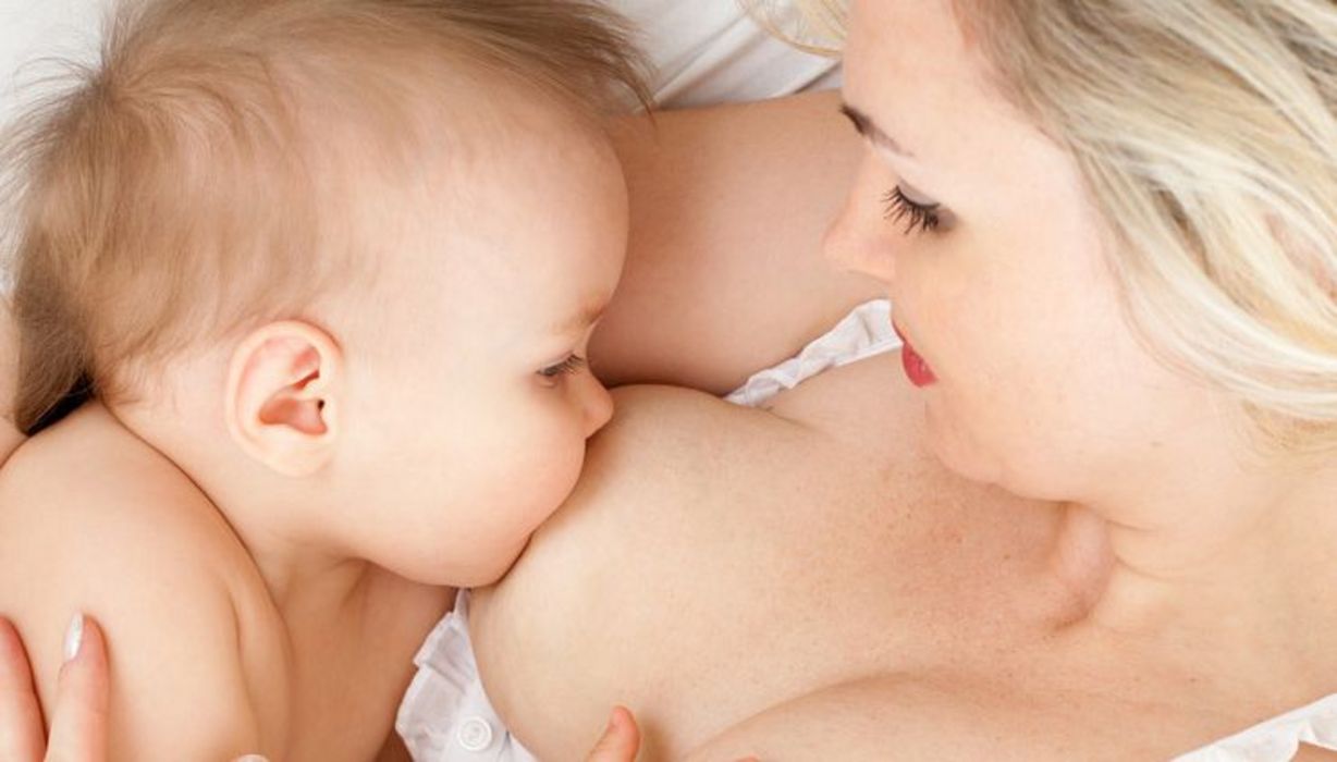 мать целует дочери грудь фото 52