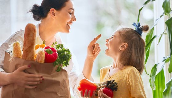 Mutter und Tochter mit Einkaufstüten.