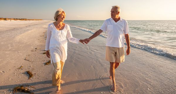 Älteres Paar, geht am Strand spazieren. 