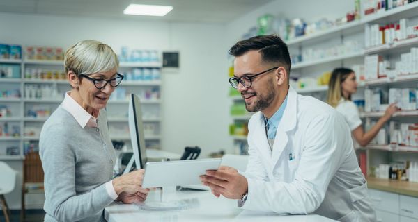 Apotheker berät eine Patientin.