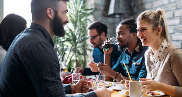 Junge Menschen essen gemeinsam.