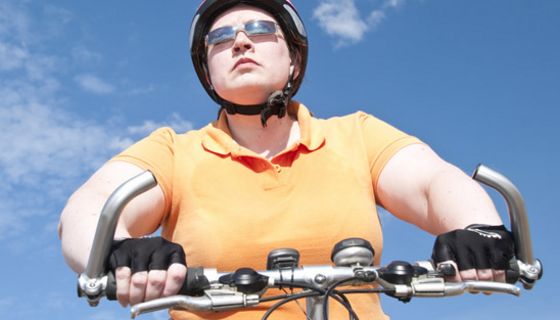 Übergewichtige Frau auf dem Fahrrad