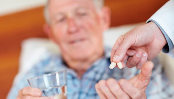 Alter Mann bekommt Tabletten verabreicht