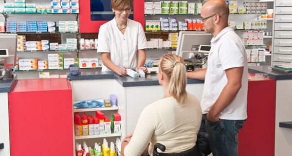 Beratungsszene in der Apotheke