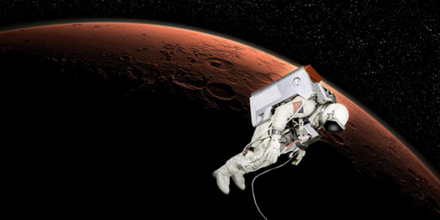 Astronaut schwebt vor dem Planeten Mars