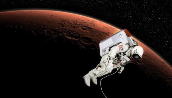 Astronaut schwebt vor dem Planeten Mars