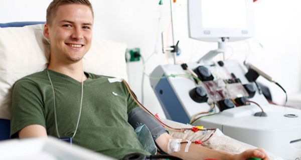 Lukas Schmetz war der 50.000ste DKMS-Spender, der für einen Blutkrebspatienten gespendet hat. In diesem Fall durch eine ambulante, periphere Stammzellentnahme.