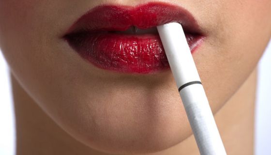 Rote Lippen mit weißer Zigarette