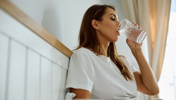 Frau, trinkt Wasser