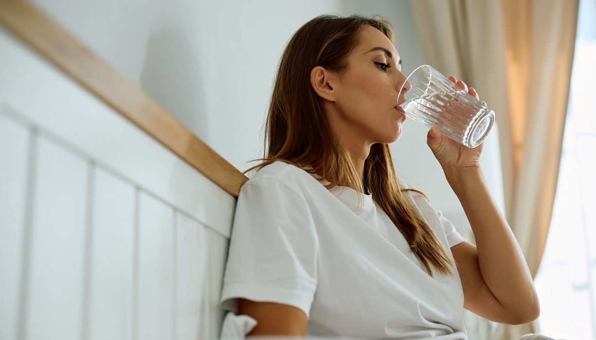 Frau, trinkt Wasser