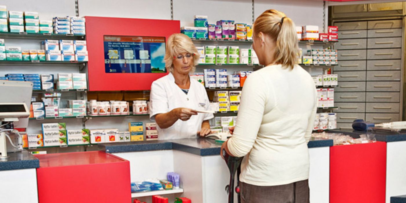 Apothekerin berät Kundin.