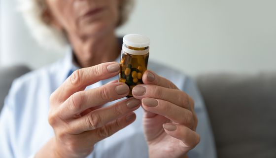 Frau mit einer Packung Tabletten.
