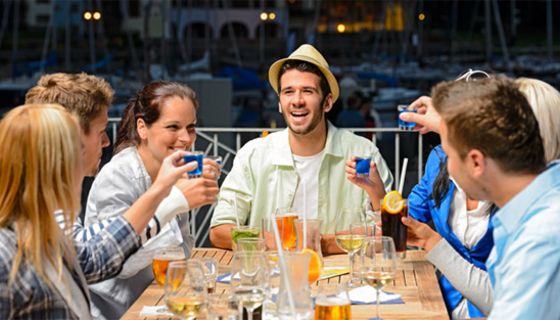 Zum geselligen Beisammensein gehört für viele Alkohol dazu.