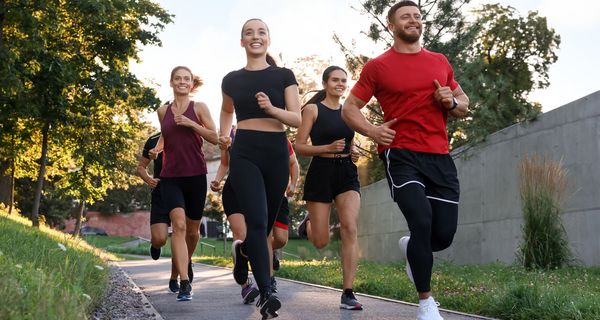 Eine Gruppe junger Menschen beim Marathontraining.