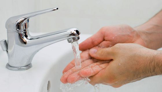 Verbrannte Hand unter fließendem Wasser