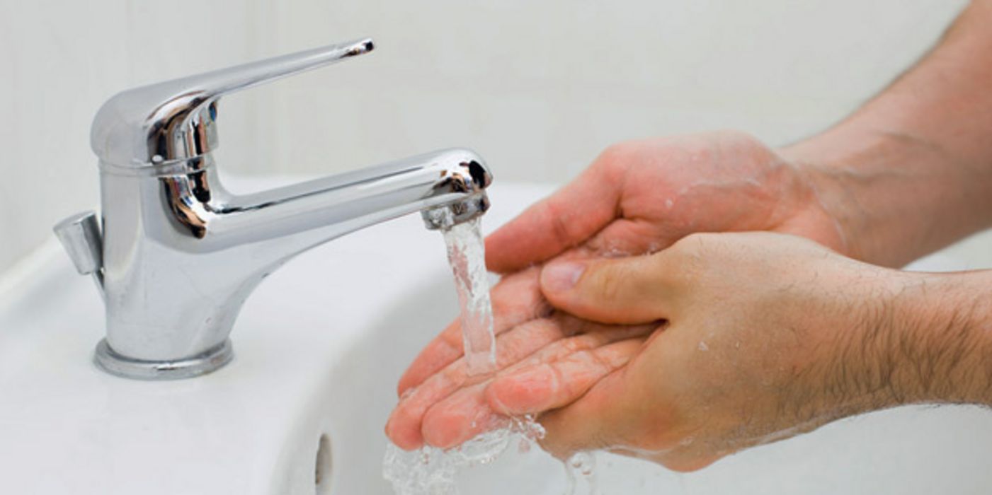 Nahaufnahme: Händewaschen, Waschbecken, fließendes Wasser