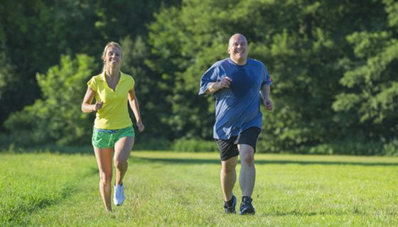 Körperliche Fitness zahlt sich aus, kann aber die Nachteile von Übergewicht nicht komplett wettmachen.