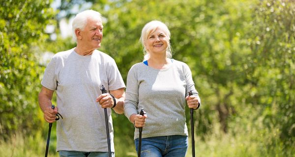 Älteres Paar beim Nordic-Walking