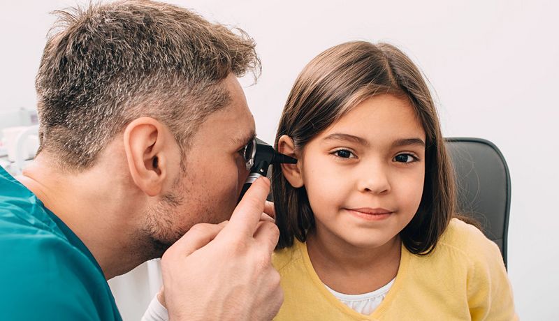 Kind beim Ohrenarzt