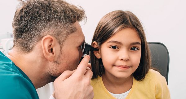 Kind beim Ohrenarzt