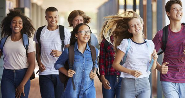 Trotz Menstruation unbeschwert zur Schule zu gehen, sollte allen Mädchen möglich gemacht werden.