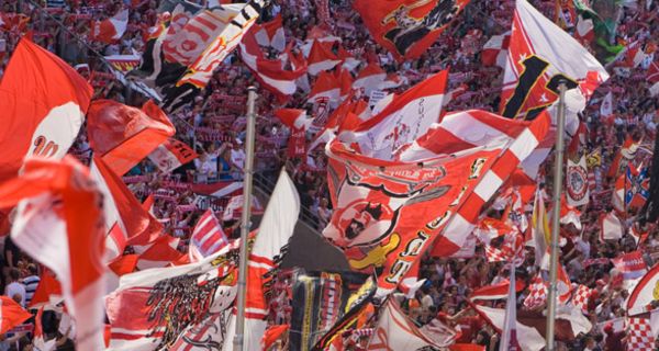 Fahnenmeer im Fußballstadion