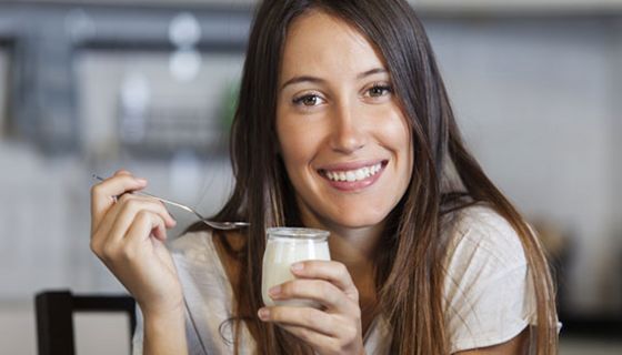 In vielen Milchprodukten sind noch lebendige probiotische Kulturen enthalten.
