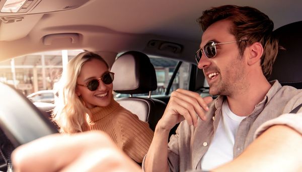 Ablenkung beim Fahren: Wie Sprechen die Reaktionszeit beeinflusst