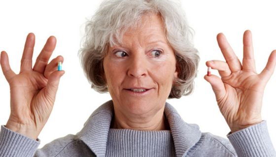 Seniorin beäugt kritisch ihre Medikamente