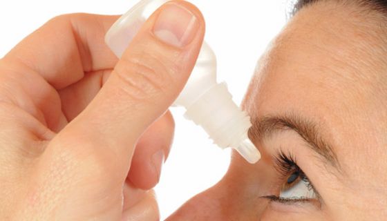 Bei trockenen Augen helfen Tränenersatzmittel aus der Apotheke.