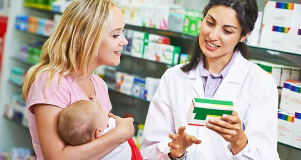 Apotheker beraten Patienten, damit sie ihre Arzneimittel in der richtigen Dosierung und nicht gemeinsam mit unpassenden Präparaten oder Nahrungsmitteln einnehmen.