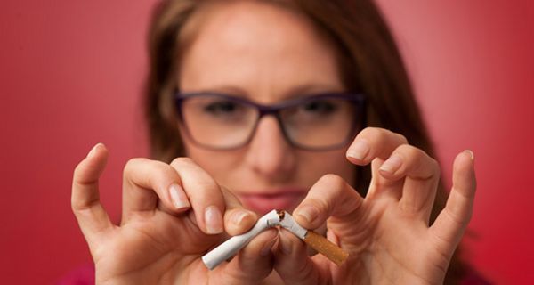 Rezeptfreie Arzneimittel mit Nikotin können die körperlichen Entzugssymptome abmildern.