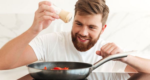 Eine Prise Salz macht viele Gerichte schmackhafter. Zu viel davon tut aber weder dem Geschmack noch der Gesundheit gut.