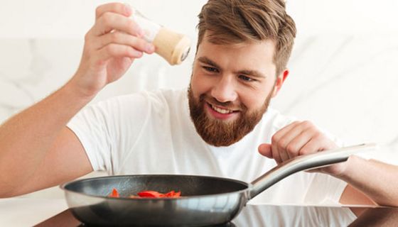 Eine Prise Salz macht viele Gerichte schmackhafter. Zu viel davon tut aber weder dem Geschmack noch der Gesundheit gut.