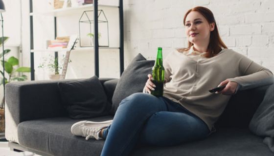 Ungesundes Hobby: Sieben bis 14 Stunden pro Woche vor dem TV lassen das Darmkrebsrisiko um zwölf Prozent ansteigen.