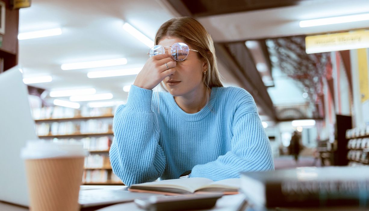 Gestresste Studentin am Schreibtisch