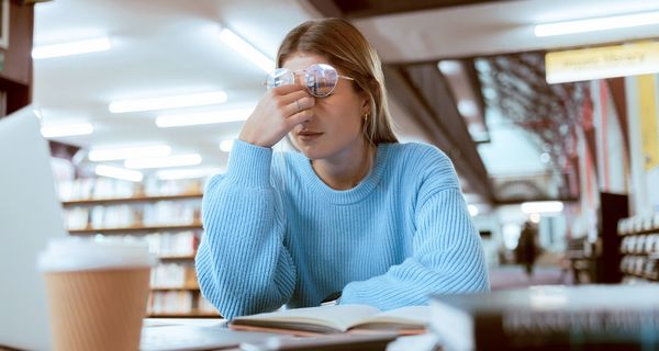 Gestresste Studentin am Schreibtisch