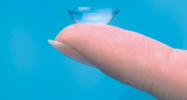 Kontaktlinse auf Fingerkuppe in Großaufnahme