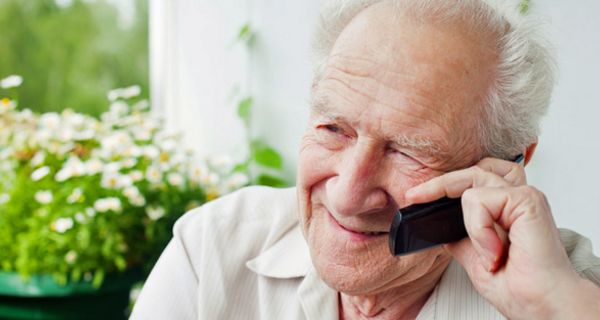 Älterer Mann mit Telefon am Ohr
