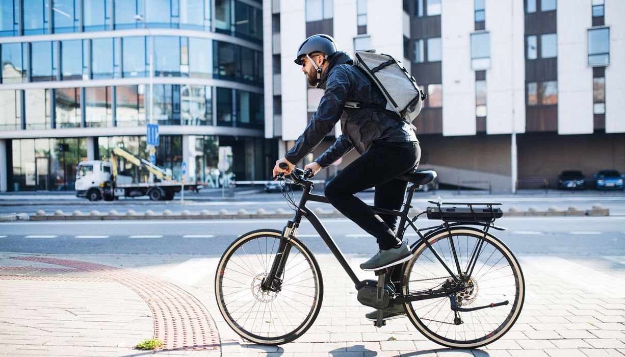  Wer mit dem Fahrrad zur Arbeit fährt, kann sich den monatlichen Beitrag im Fitnessstudio sparen. 