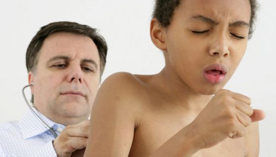 Arzt horcht hustenden Jungen ab.