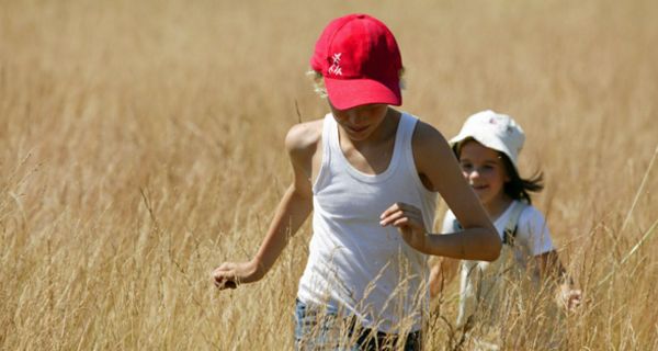 Kinder rennen über eine Wiese